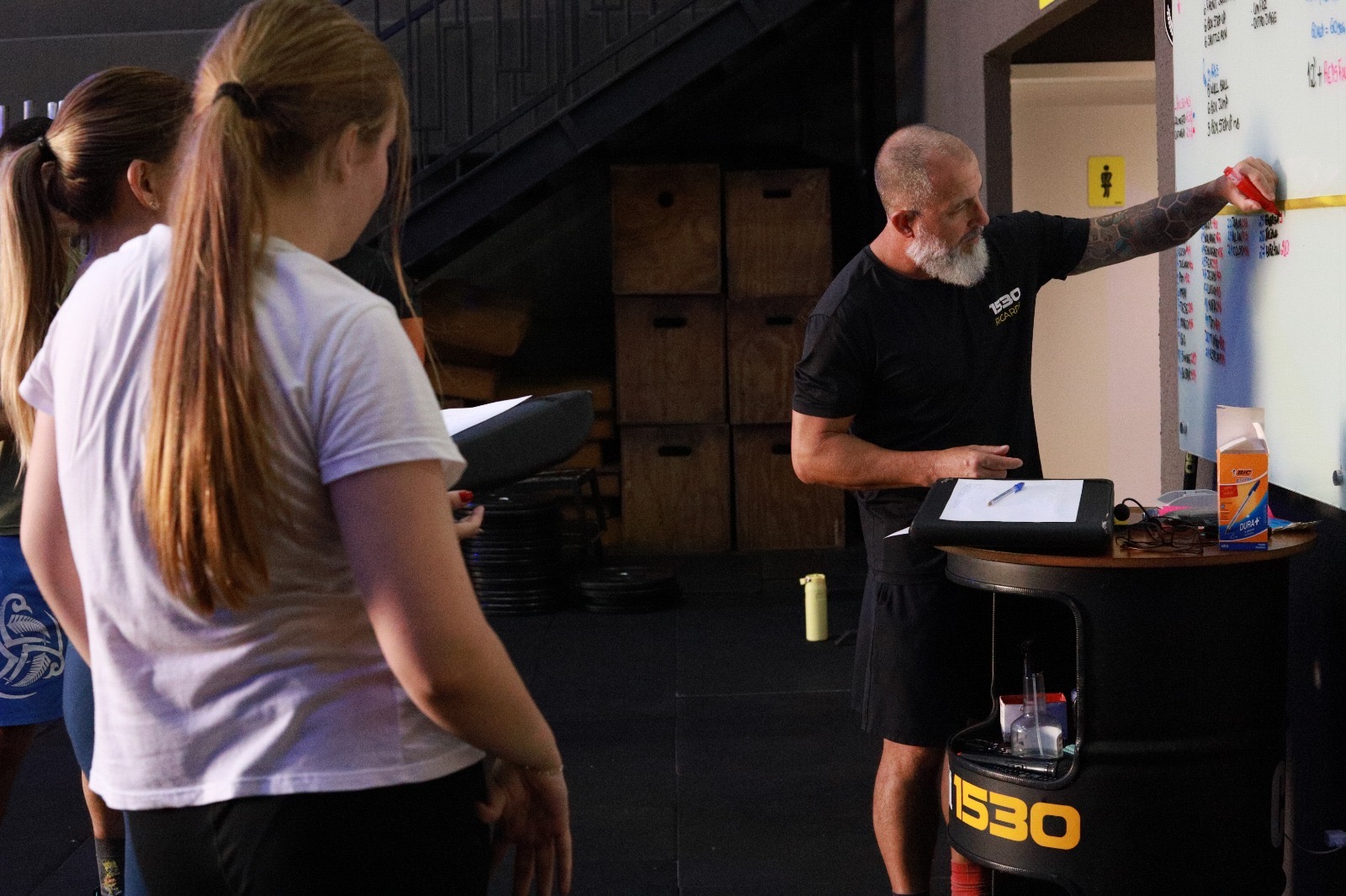 Coach ensinando CrossFit 1530